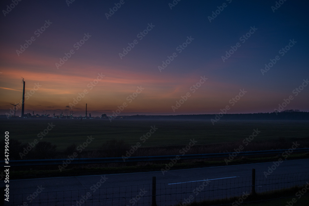 Raffinerie im Industriehafen Wilhelmshaven im Sonnenuntergang