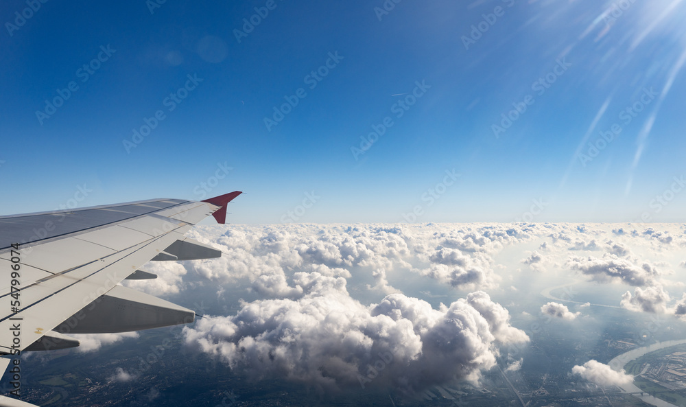 Fototapeta premium Tragfläche Flugzeug über den Wolken