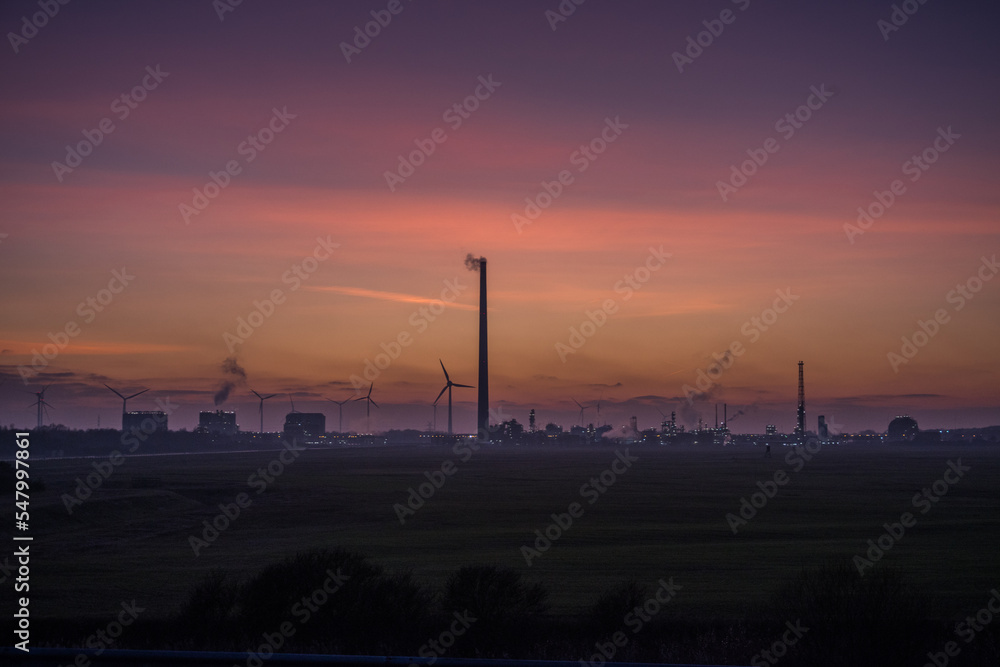 Raffinerie im Industriehafen Wilhelmshaven im Sonnenuntergang