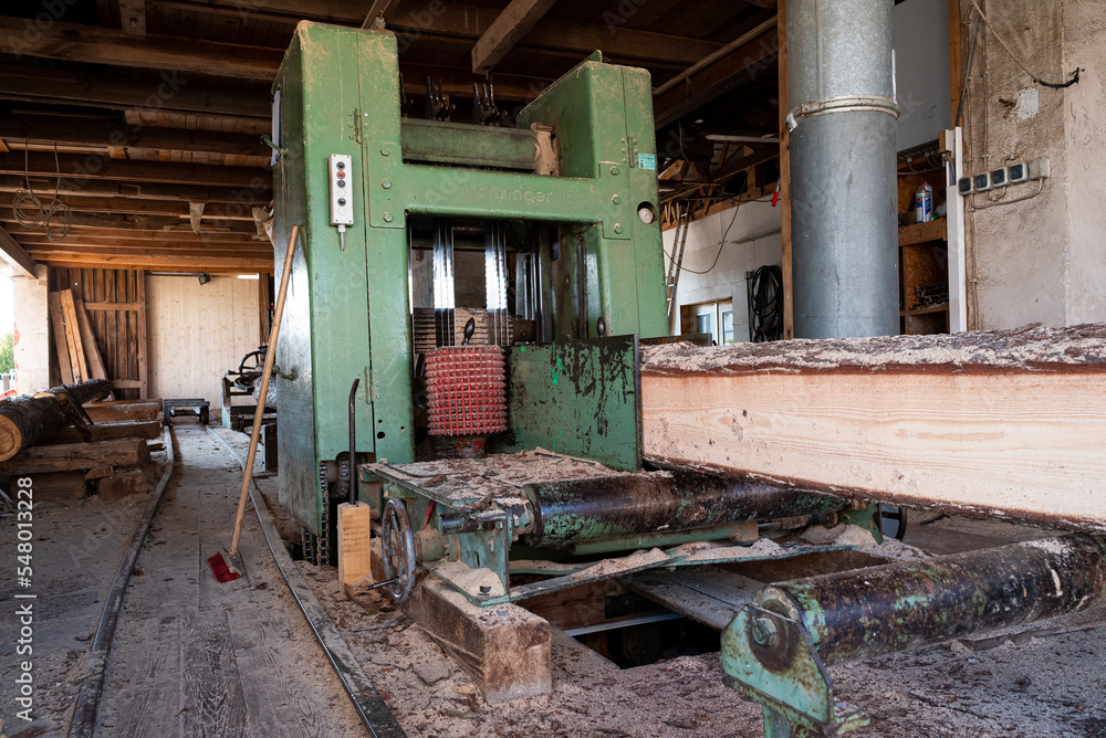 Fototapeta premium Alte Anlage zur Holzverarbeitung. Dachlatten, Balken, Industrie.
