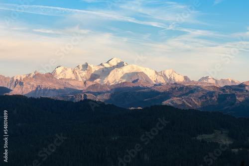 Vue sur le sommet du Mont Blanc depuis la France - les Gets