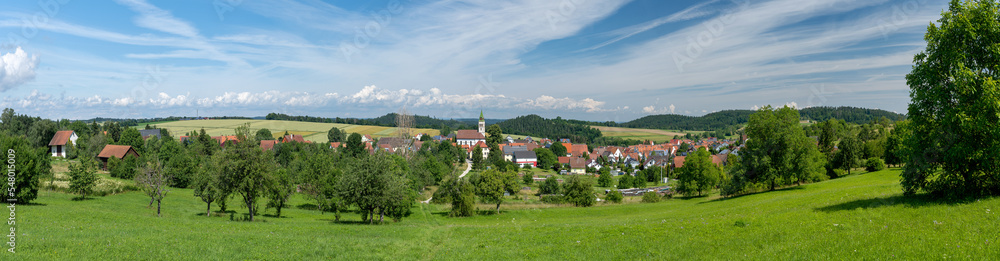 Malerisches Dorf Panorama in hügeliger Landschaft im Sommer - Erlaheim, Ortsteil von Geislingen in Baden-Württemberg, Deutschland