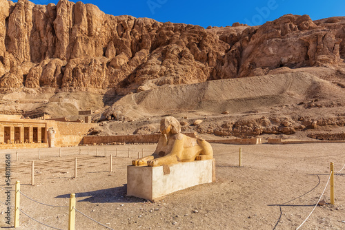 Obraz na płótnie Sphinx Statue in front of Hatshepsut Temple, Luxor, Egypt w salonie
