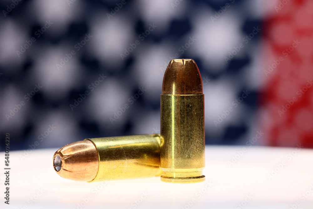 Obraz premium Rząd naboi do broni palnej pistoletu. Uzbrojenie państwa. 