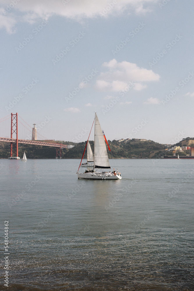 Ponte junto ao rio em Lisboa