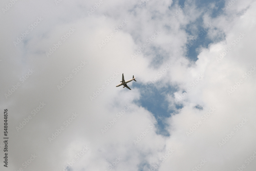 Avião no céu azul Avião no céu azul