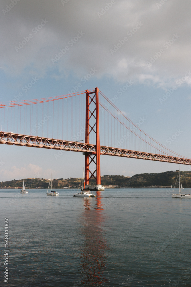 Fototapeta premium Ponte junto ao rio em Lisboa