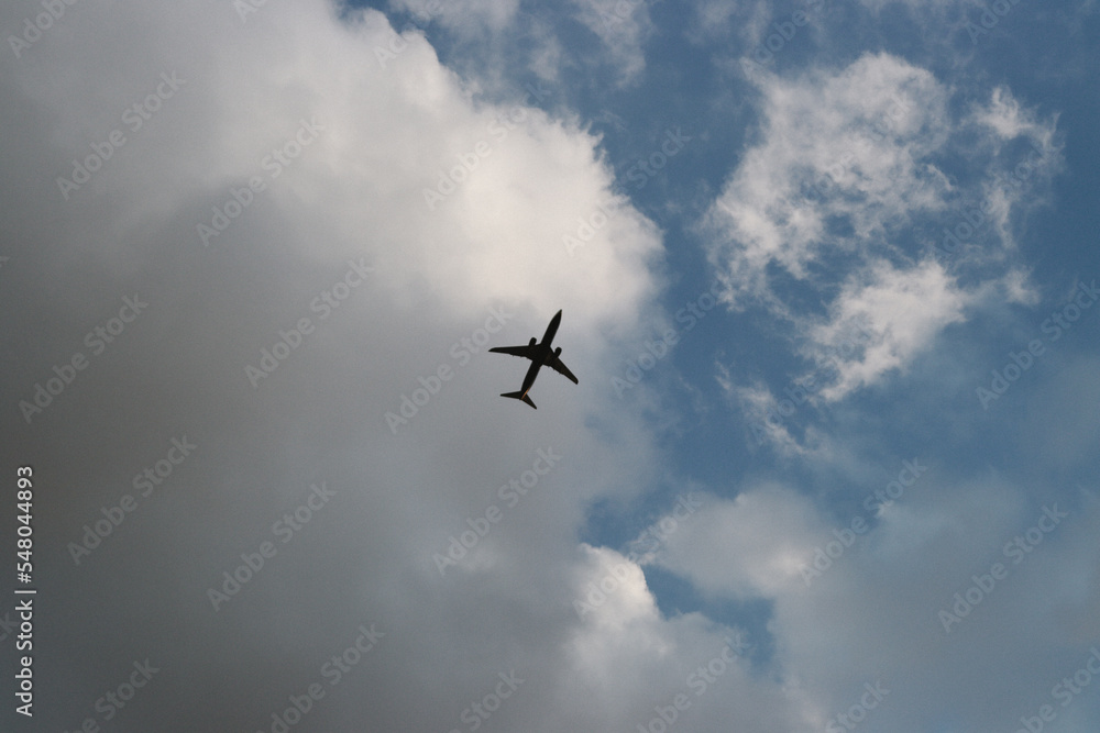 Avião no céu azul Avião no céu azul