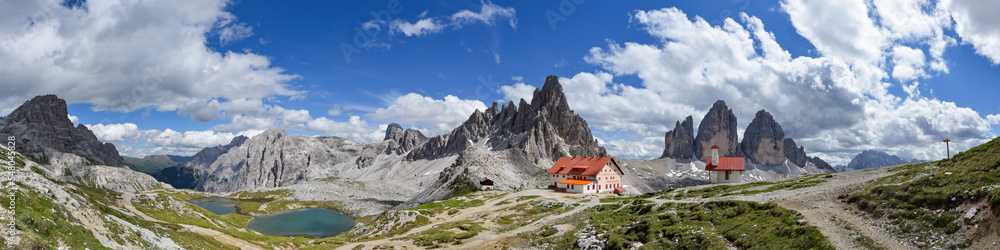 Panorama Alpen in Südtirol - Drei Zinnen mit Hütte und Kapelle