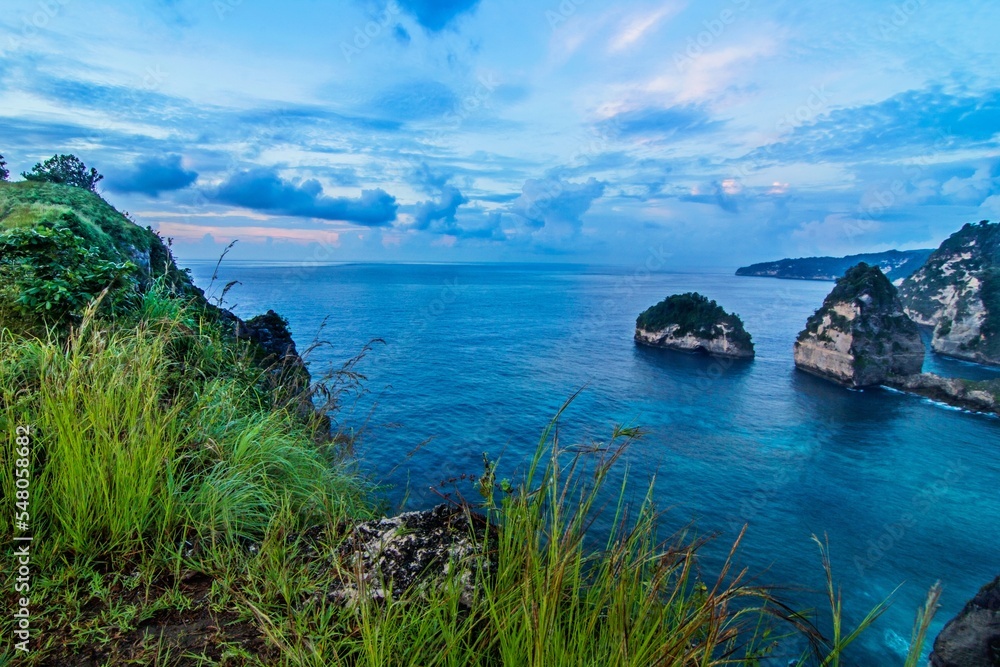 La plage d'Atuh, connue sous le nom de Diamond Beach, est immortalisée d'en haut, dans le village de Pasih Lumbung Bukal Bali Indonésie