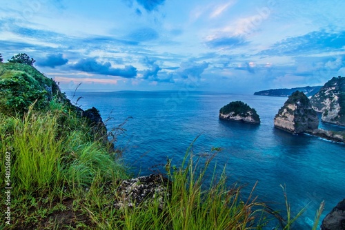 La plage d'Atuh, connue sous le nom de Diamond Beach, est immortalisée d'en haut, dans le village de Pasih Lumbung Bukal Bali Indonésie