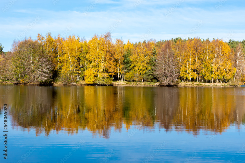 Automne autour d'un lac en Lozère