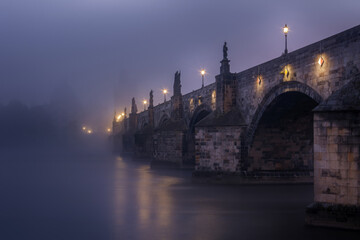 Acrylglasbilder Karlsbrücke Karlsbrücke im Nebel am frühen Morgen  © Denis Poltoradnev