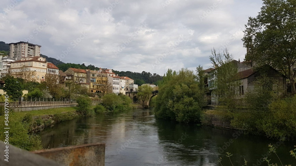 Río Avia a su paso por Ribadavía, Galicia