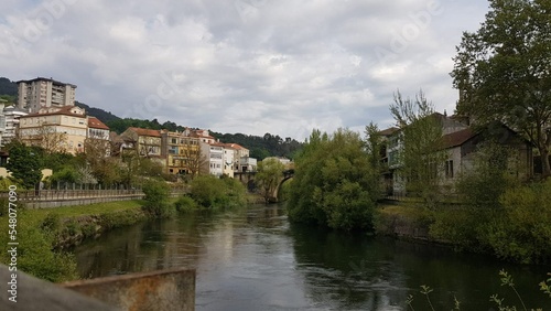 Río Avia a su paso por Ribadavía, Galicia