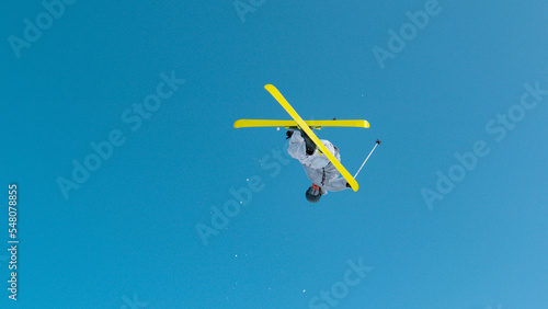 Foto LOW ANGLE VIEW: Young male athlete jumping big air in snow park at ski resort