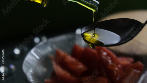 Quadro su tela Aceite de oliva cayendo en la cuchara