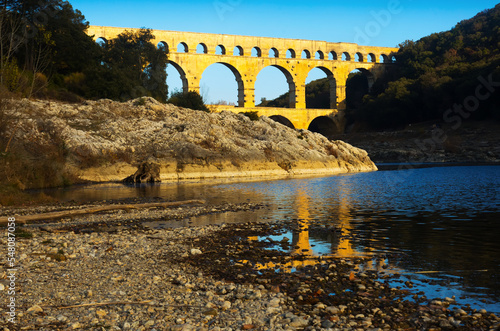 Foto The Aqueduct Bridge is cultural landmark of France outdoors.