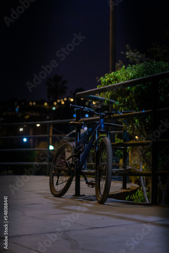 Bicicleta en la calle de noche