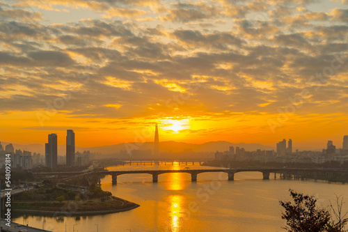 Canvas Print Landscape of Seoul City and the Han River During sunrise