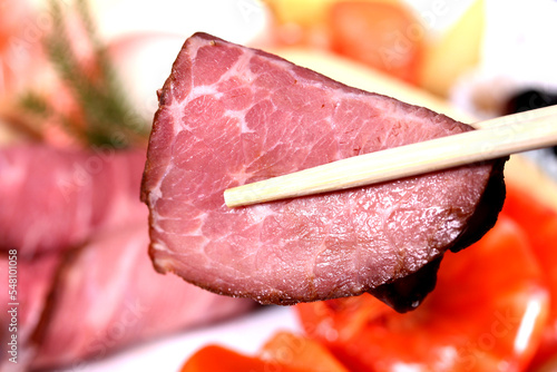 ローストビーフを食べる