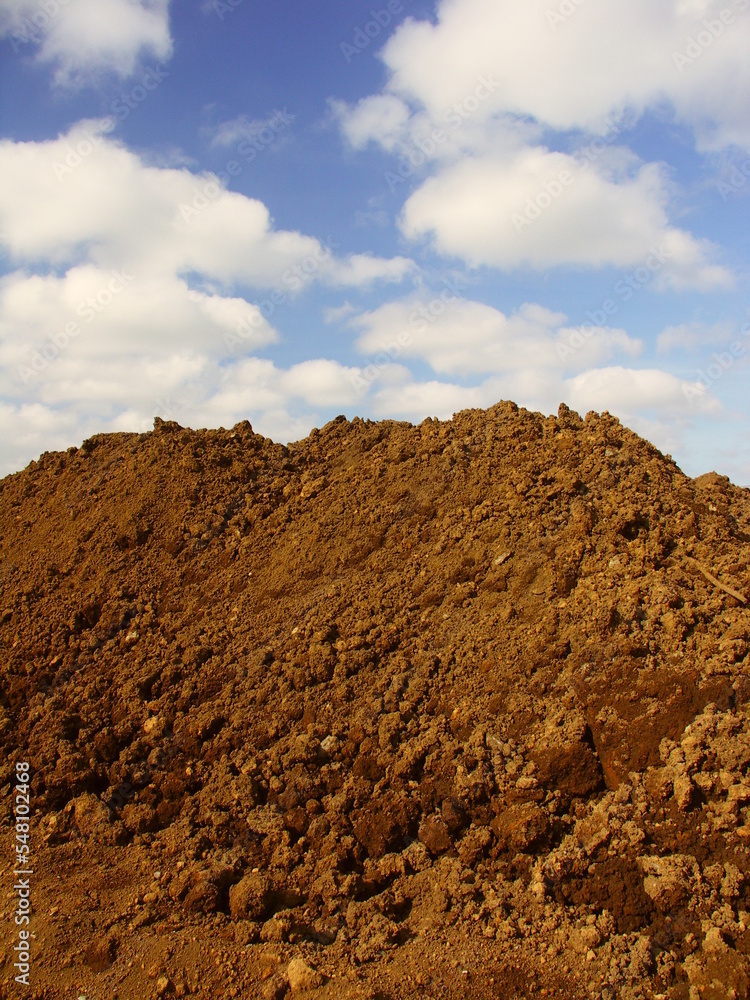 造成工事の土砂の山と秋の青空 造成工事の土砂の山と秋の青空