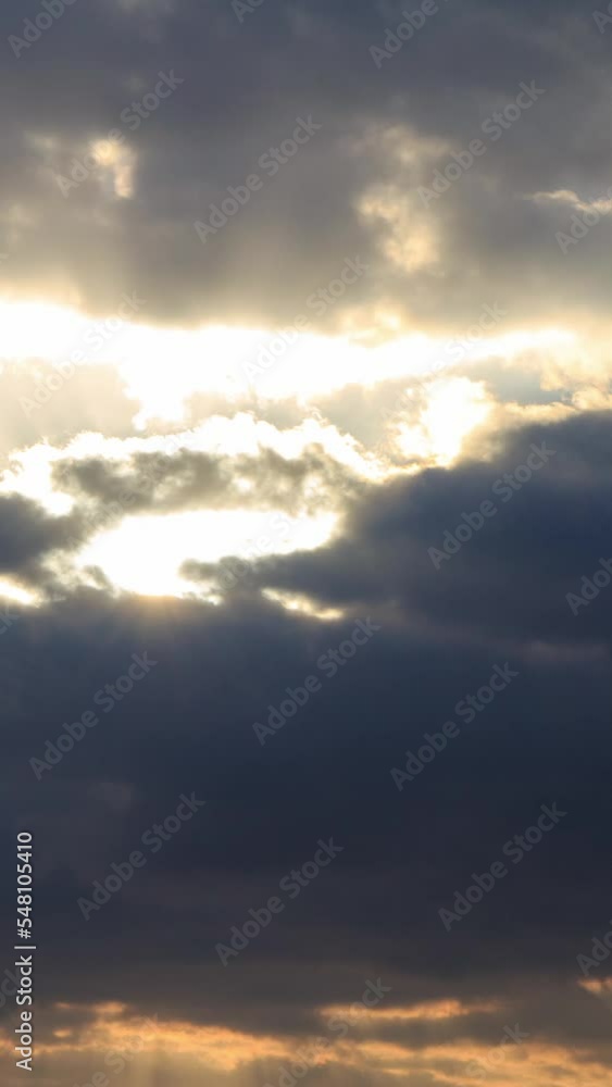 タイムラプス 薄明光線 雲と太陽 幻想的な光 タイムラプス 薄明光線 雲と太陽 幻想的な光