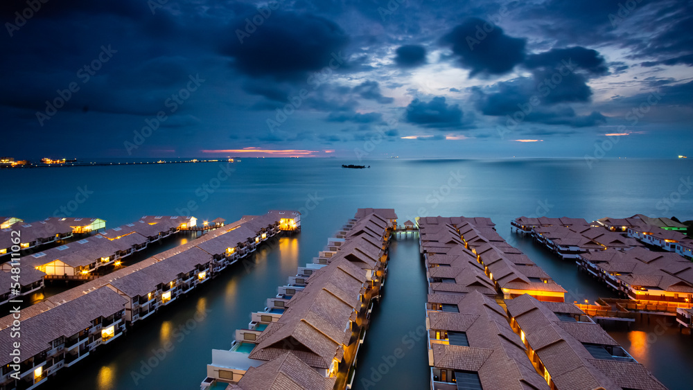 Obraz premium Sunset over the pier.