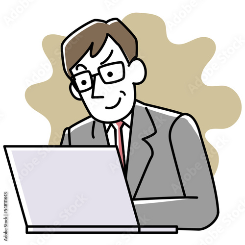 パソコンを見ながらほくそ笑むスーツ姿の男性