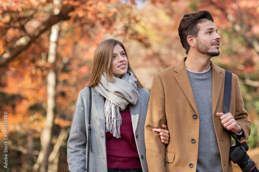 紅葉を楽しむ外国人の男女 紅葉を楽しむ外国人の男女