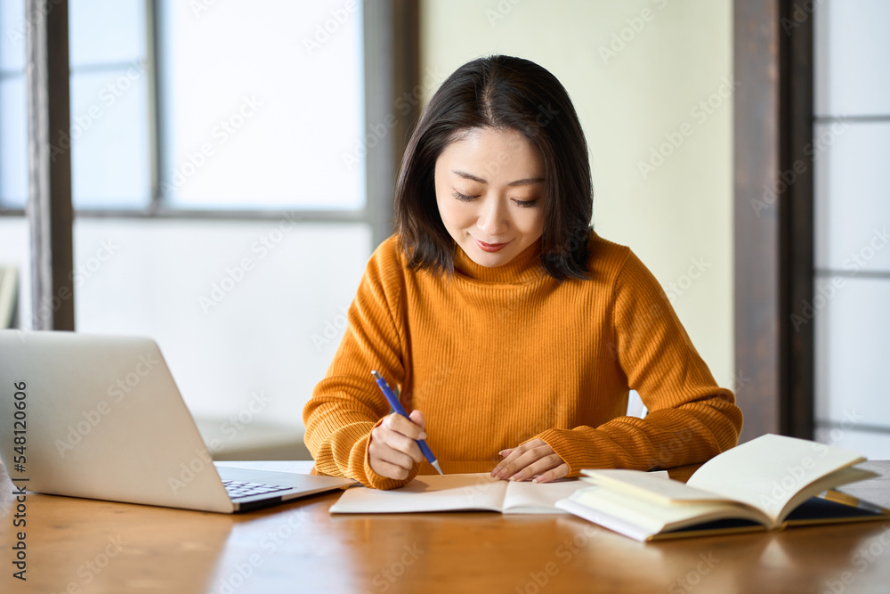 資格の勉強をするアジア人女性 資格の勉強をするアジア人女性