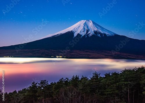 富士山と商店街 © 文明 金本