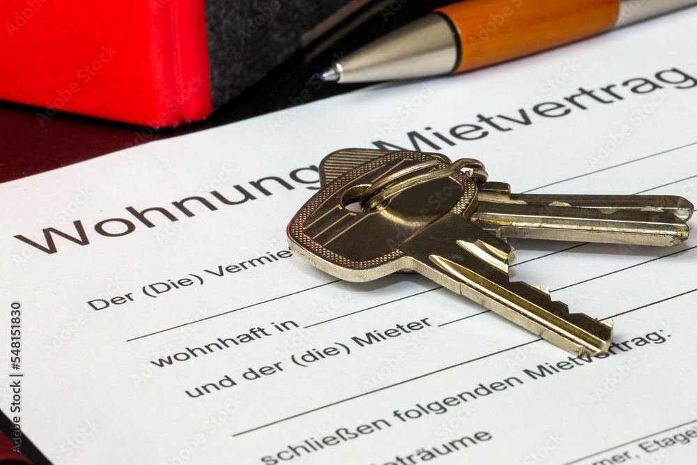 Symbolbild Blankoformular von einem Mietvertrag für eine Wohnung Stock Photo Adobe Stock