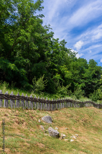 Foto Old wooden fences of the village in Serbia