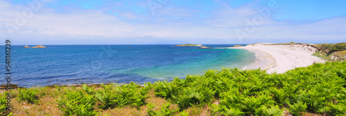 Panoramic view of the beautiful beach of Ile Saint Nicolas, main island of the famous Glénan archipelago located off the Brittany coast of Concarneau in the Morbihan department in western France © Mariedofra