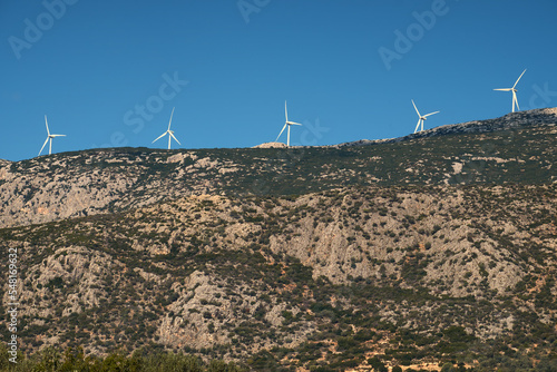 Windräder hinter den Bergen, Peloponnes, Griechenland