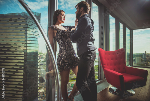 Billede på lærred Happy couple in their new penthouse