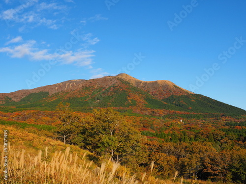 紅葉で色づく猟師岳