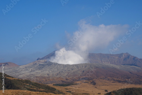 噴煙を立ち上げる阿蘇山の火口