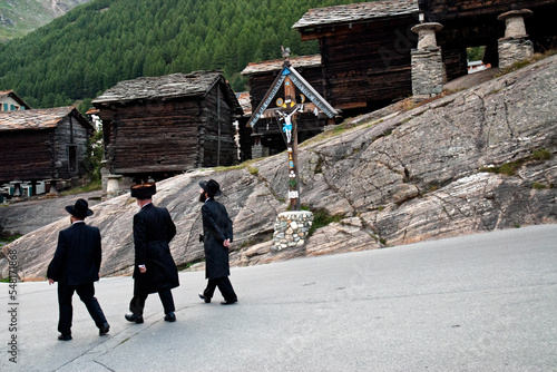 Fotografie Orthodox Jews wearing black long coats and Shtreimel, walking in famous Swiss al