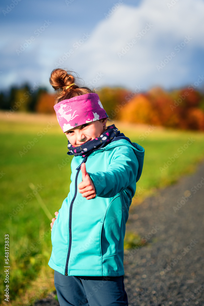 Outdoor Kind mit Softshelljacke im Herbst Outdoor Kind mit Softshelljacke im Herbst