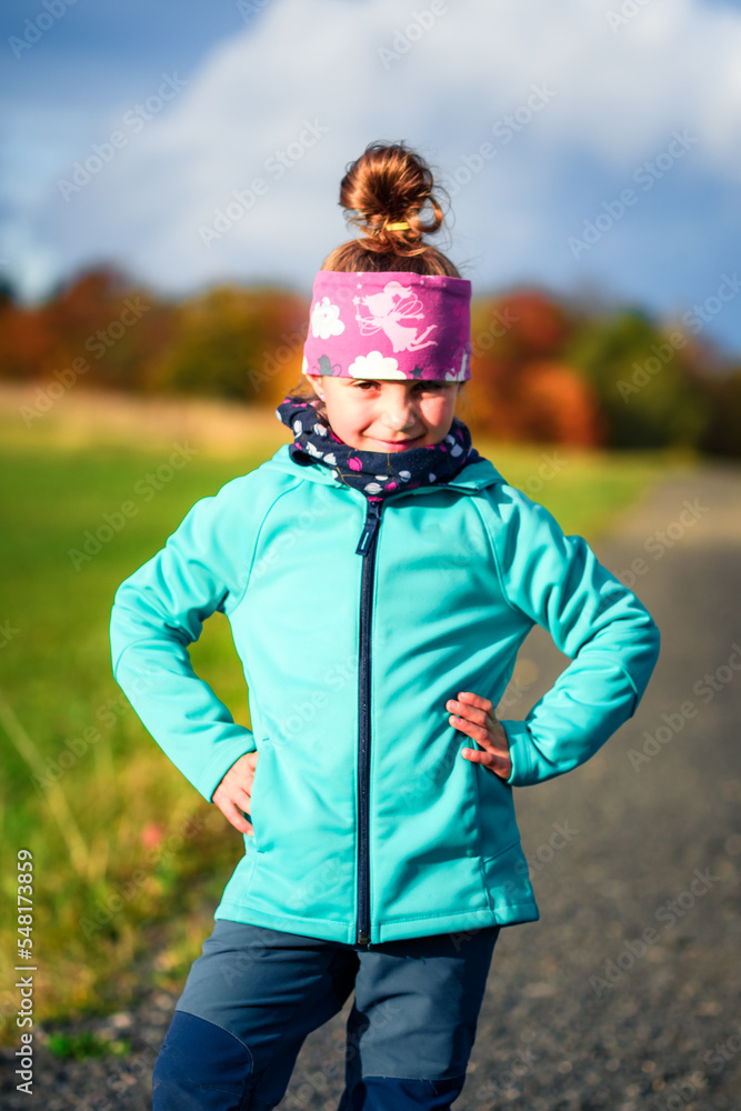 Naklejka premium Outdoor Kind mit Softshelljacke im Herbst