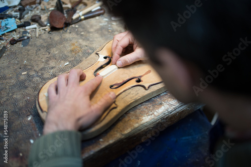 Luthier crée une cale  pour un violon 
