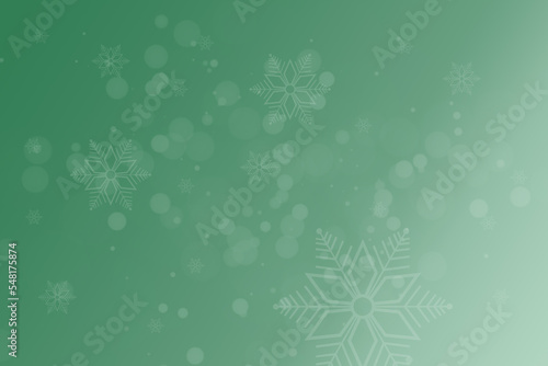 Abstrakter Hintergrund mit grünem Farbverlauf mit einigen Schneeflocken und Weihnachtssternen