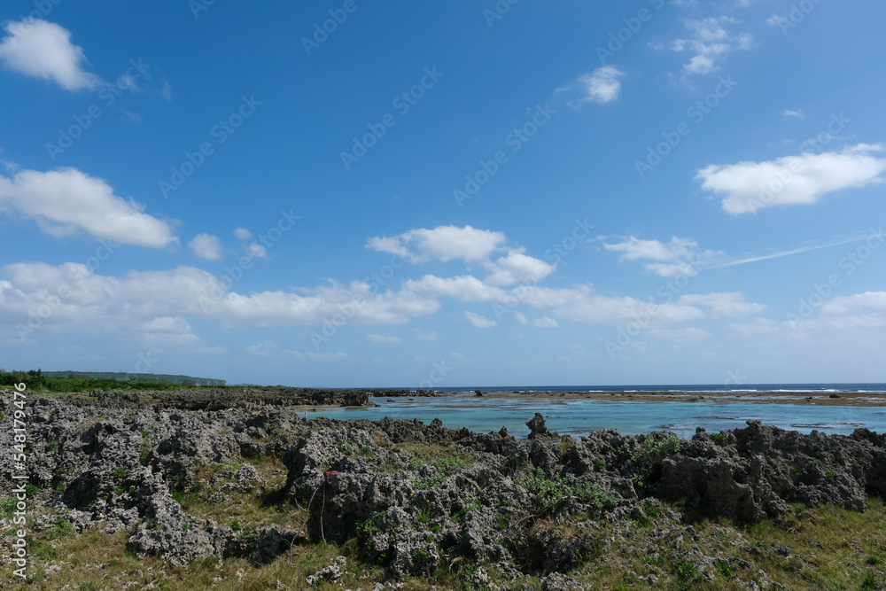 荒々しい岩場が広がる宮古島の海岸線
