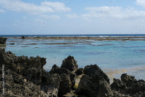 荒々しい岩場が広がる宮古島の海岸線 © y.tanaka
