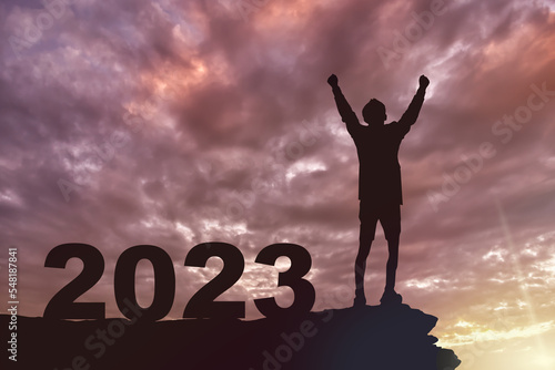 2023年を迎えガッツポーズ posing man in the year 2023 and elevating to the top