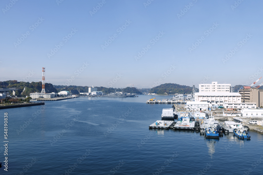 横須賀、ヴェルニー公園から見た湾内と吾妻島方面の風景