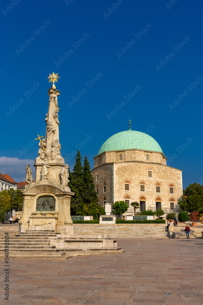 Obraz premium view of the mosque of Pasha Qasim the Victorious on the Szechenyi Square in downtown Pécs