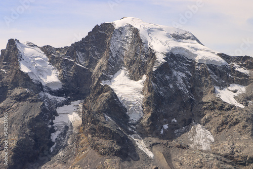 Imposante Riesen der Bernina-Alpen im Klimawandel; Piz Prievlus (3610m) und Piz Morteratsch (3751m) im Spätsommer 2022 (Blick vom Munt Pers)